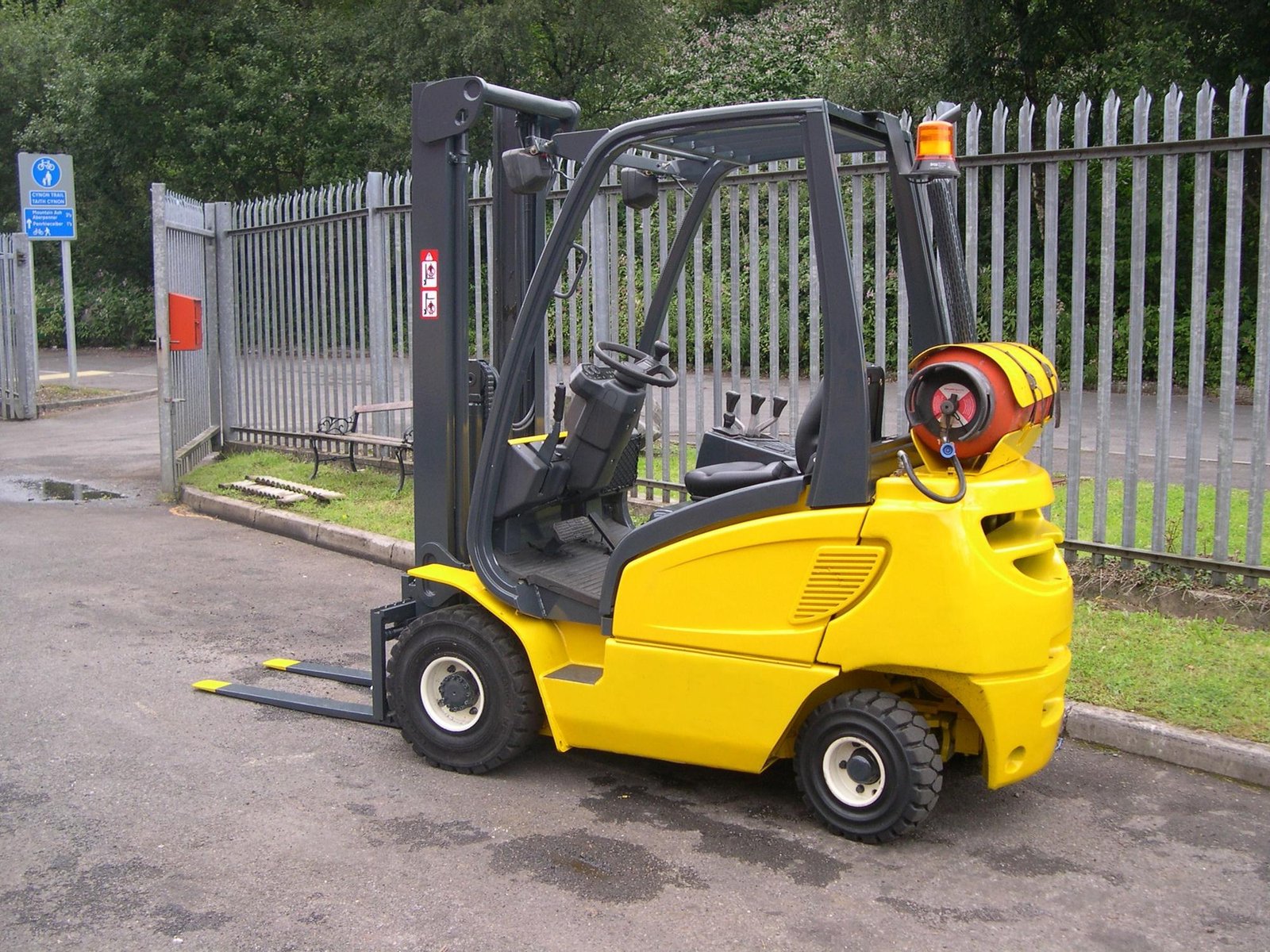 Compact amber flashing warning beacon operating on customer equipment