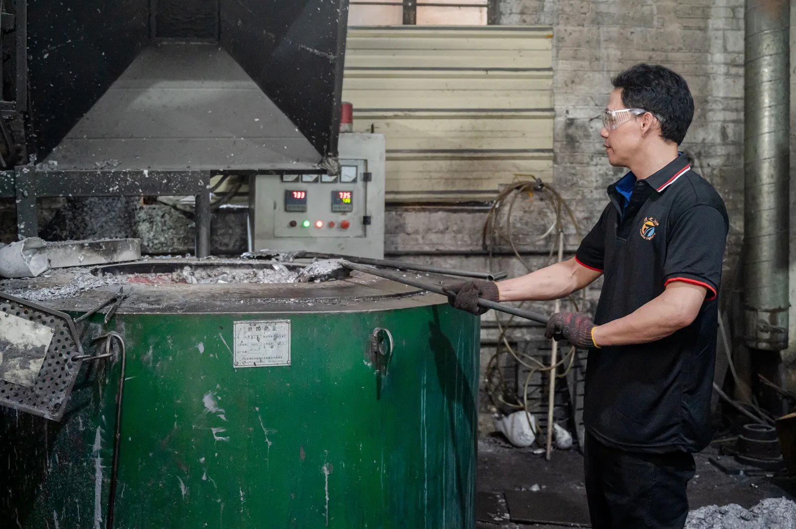 Metal melting furnace for aluminum housing production